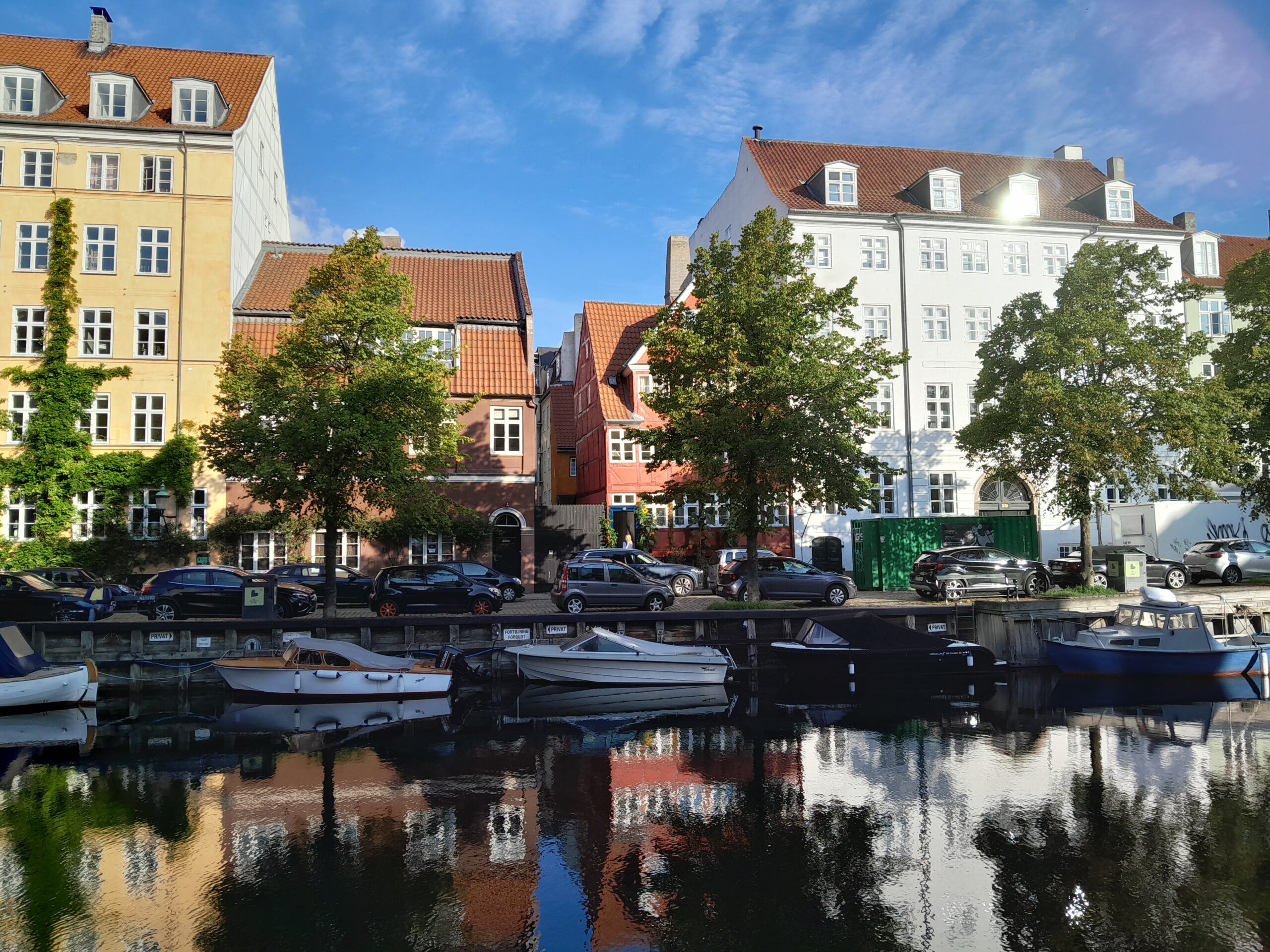 Koppenhága). Kifejezetten jó ötlet a vízről megcsodálni a dán fővárost. Forrás: Szigeti Ferenc